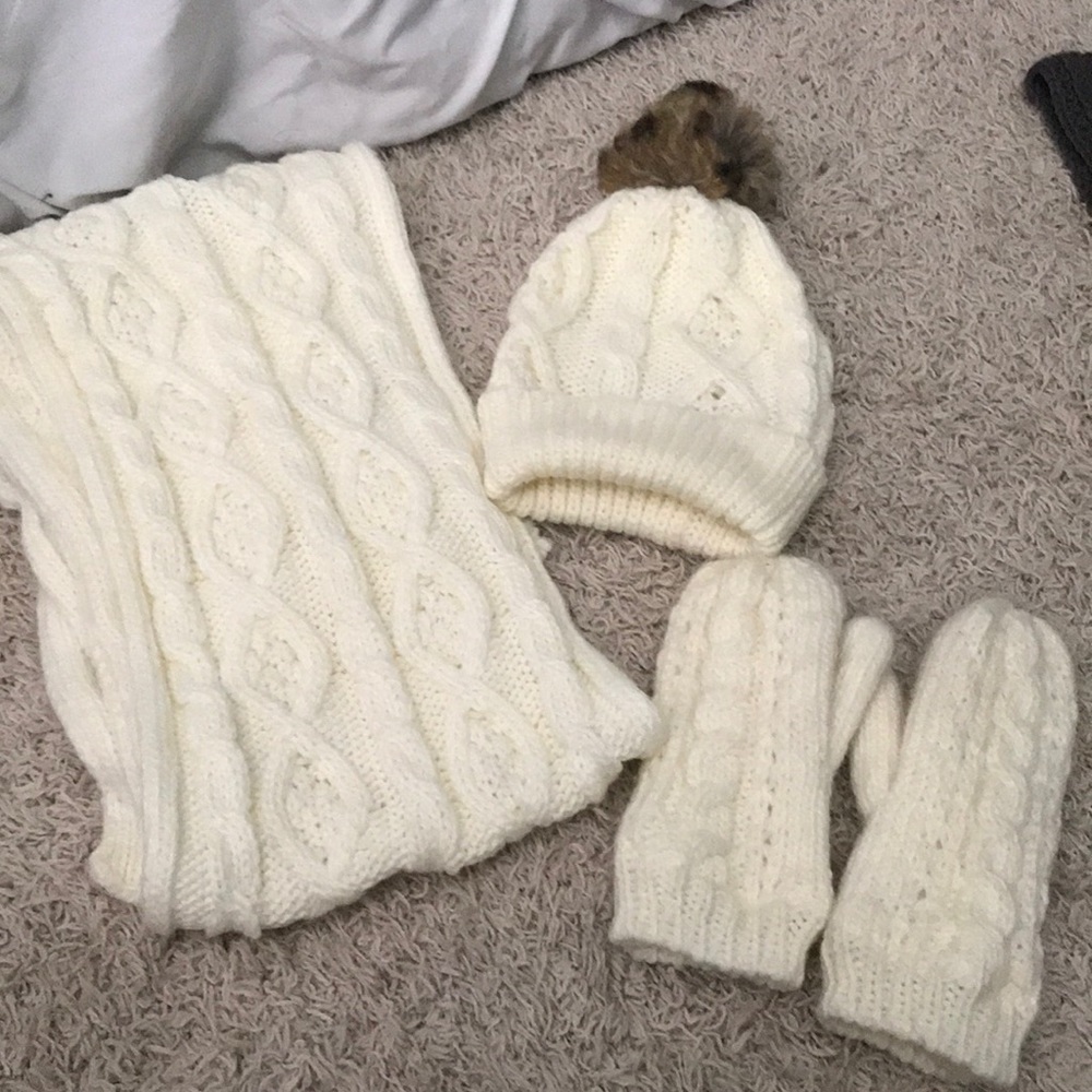 White Beanie scarf and kitten set lightly used